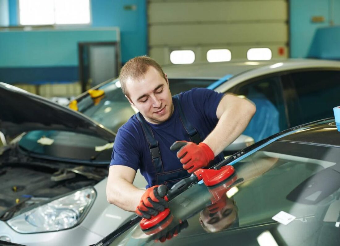Employé qui répare un pare-brise